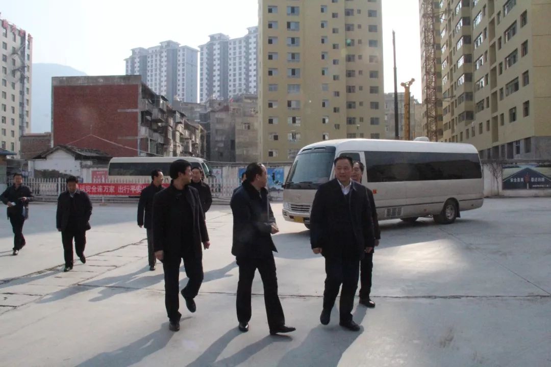 隴南市委常委、常務(wù)副市長張慶宏、副市長徐世林、市人大副主任陳榮等一行深入隴運集團公司武都汽車站開展春節(jié)前走訪慰問活動