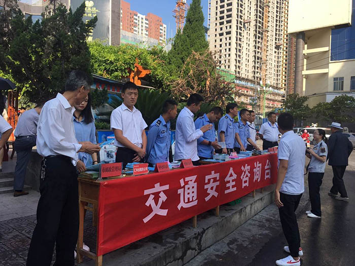 參加交警安全生產(chǎn)月咨詢日活動