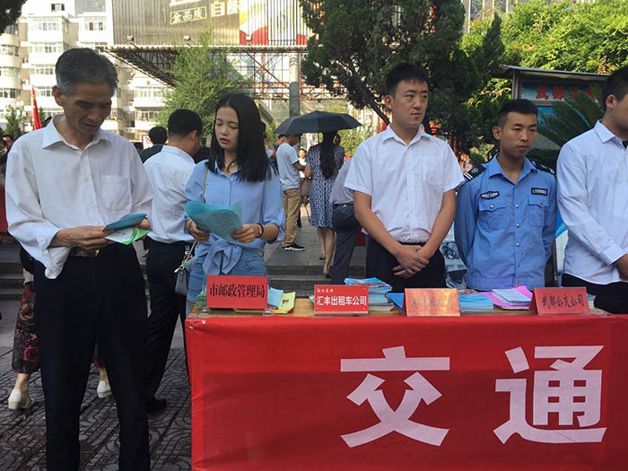 參加交警安全生產(chǎn)月咨詢日活動