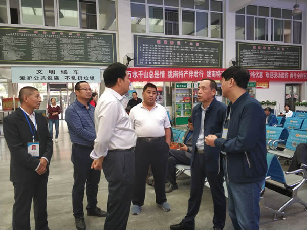 市交通運(yùn)輸局黨組副書(shū)記、市運(yùn)管局局長(zhǎng)何濤一行到隴運(yùn)集團(tuán)公司檢查國(guó)慶節(jié)前安全生產(chǎn)工作