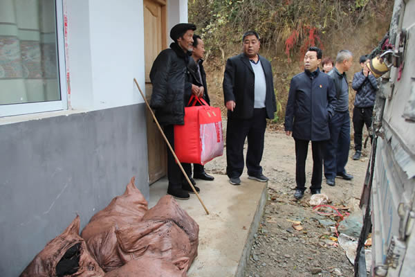 隴運集團公司開展“解難題、辦實事、送溫暖”主題黨日活動