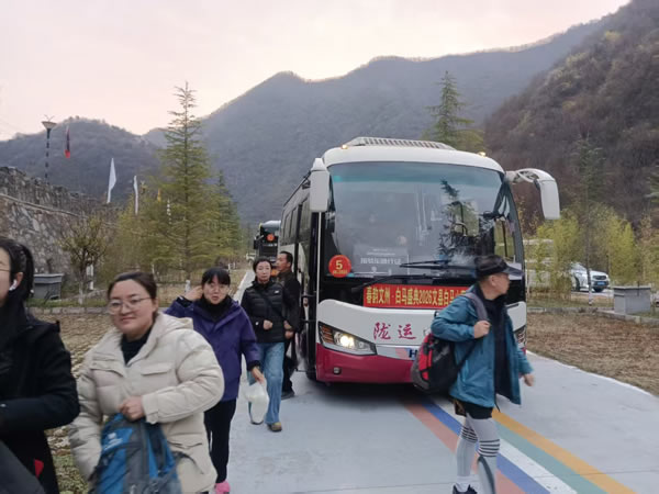 隴南市隴運(yùn)集團(tuán)文縣客運(yùn)公司、公交公司圓滿完成“春韻文州·白馬盛典2026文縣白馬山寨跑山賽”運(yùn)輸保障任務(wù)