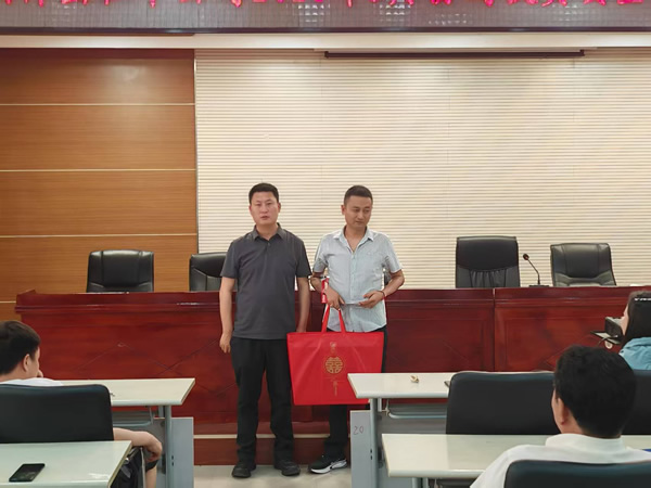 表揚先進樹新風(fēng) 暖心善舉顯擔(dān)當(dāng)—隴南市隴運集團潤祥出租車公司召開好人好事表揚大會